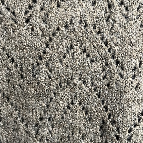 Green sweater with delicate design - Picture 2 of 2